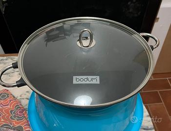 Wok in ghisa con griglia e coperchio