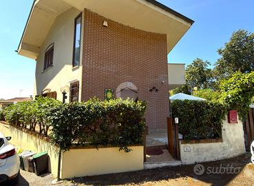 VILLA A SCHIERA D'ANGOLO A SABAUDIA