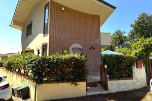 VILLA A SCHIERA D'ANGOLO A SABAUDIA