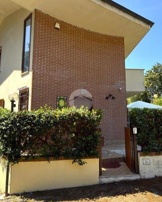 VILLA A SCHIERA D'ANGOLO A SABAUDIA