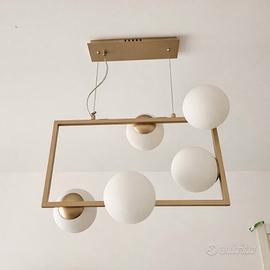lampadario dorato con 5 sfere in vetro bianco