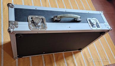 pedaliera flight case con alimentatore rockcase