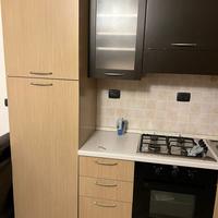 Cucina con forno e piano cottura a gas.