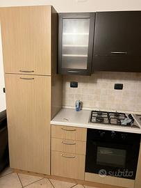 Cucina con forno e piano cottura a gas.