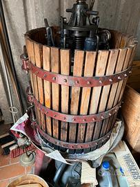 Torchio idraulico, pigiatrice, damigiane, tini