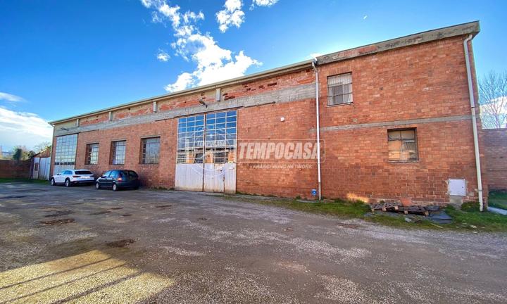 Capannone con annesso appartamento cinquelocali.