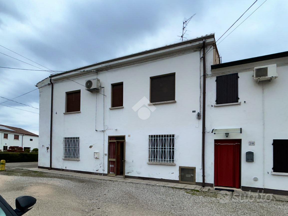 CASA SEMINDIPENDENTE A FERRARA