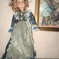 bambola con piedistallo