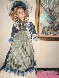 bambola con piedistallo