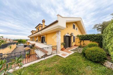 VILLA A SCHIERA D'ANGOLO A GUIDONIA MONTECELIO