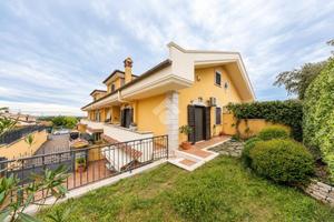 VILLA A SCHIERA D'ANGOLO A GUIDONIA MONTECELIO