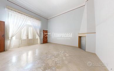 AMPIA CASA INDIPENDENTE CON DOPPIO INGRESSO, CANTI