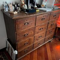 Raffinato mobile antico a cassettoni