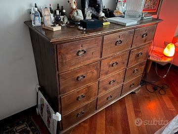 Raffinato mobile antico a cassettoni