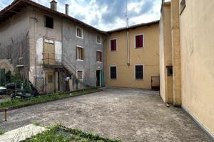 CASA IN LINEA CON GIARDINO - ABITABILE DA SUBITO!