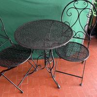 Tavolo e due sedie in ferro