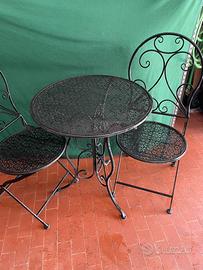 Tavolo e due sedie in ferro