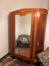 Armadio antico artigianale in legno massello