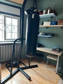 Sacco da boxe con annessa struttura