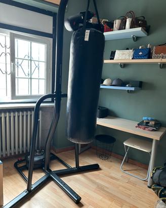 Sacco da boxe con annessa struttura