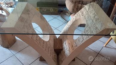 Tavolo con base di gesso e piano in cristallo