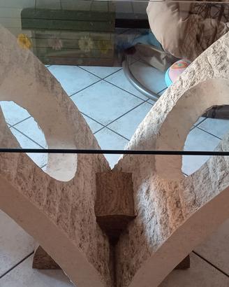 Tavolo con base di gesso e piano in cristallo