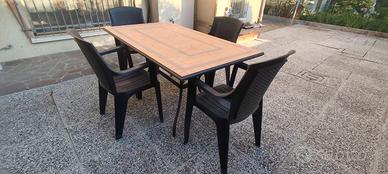 tavolo giardino + quattro sedie + base ombrellone