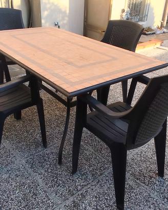 tavolo giardino + quattro sedie + base ombrellone