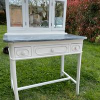 Mobile toilette bianca con lastra di marmo grigia