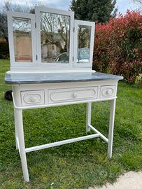 Mobile toilette bianca con lastra di marmo grigia