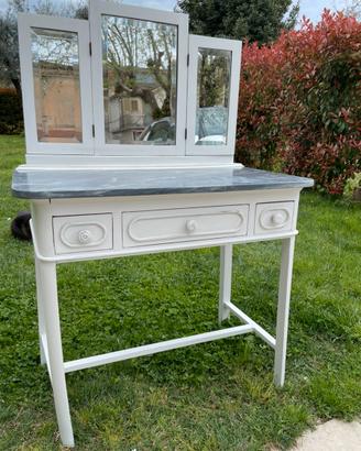 Mobile toilette bianca con lastra di marmo grigia