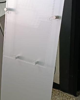 Piccolo totem pubblicitario con display