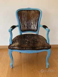 Poltroncina barocca azzurra, rivestimento marrone