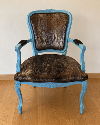 Poltroncina barocca azzurra, rivestimento marrone