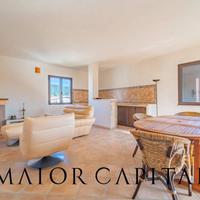 Torpè | Trilocale luminoso con camino, balcone e