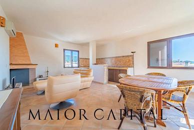 Torpè | Trilocale luminoso con camino, balcone e