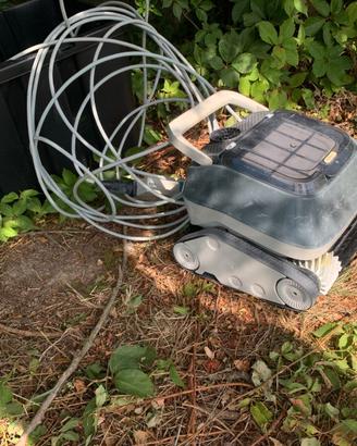 Robot pulizia piscina e monitor acqua blue connect