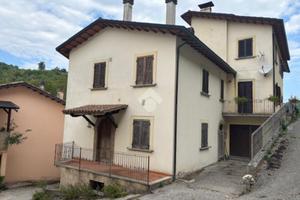 CASA SEMINDIPENDENTE A NOCERA UMBRA