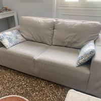 Divano IKEA rivestito in tessuto grigio