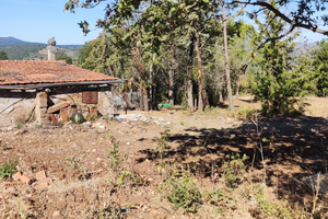 Rudere e terreno in collina