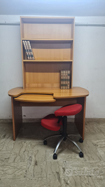 Scrivania con libreria, con sedia