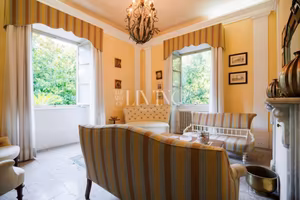 Villa di 480 m² con più di 5 locali e box auto a L