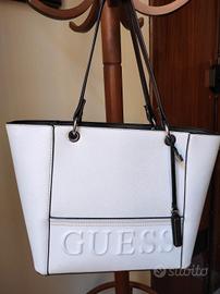 Borsa shopper Guess bianca, profili e manici neri 