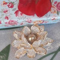 Spilla fiore di Ninfea oro, perla, zirconi