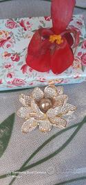Spilla fiore di Ninfea oro, perla, zirconi