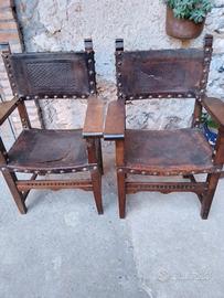 due poltrone in legno e cuoio