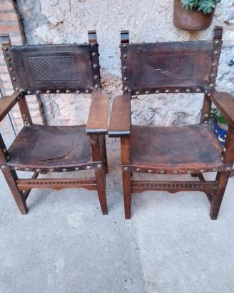 due poltrone in legno e cuoio