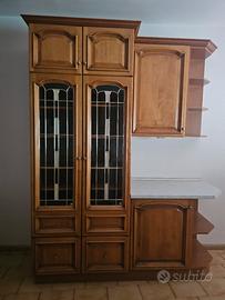 aArmadio da cucina con vetrina