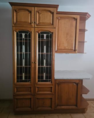 aArmadio da cucina con vetrina