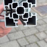 profilo con scalenature in alluminio 